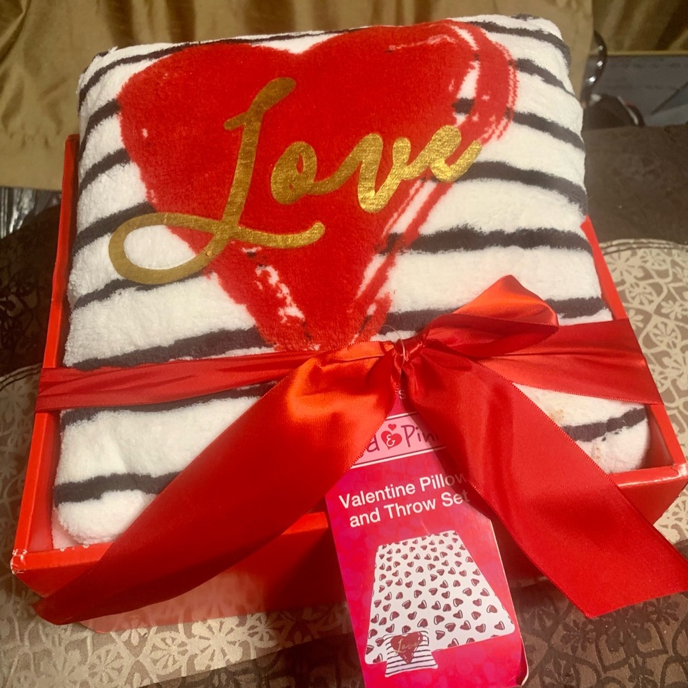 Pillow and throw set
